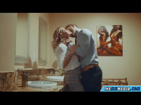 ❤️ Nigbati bilondi ti oyan ba tan ọ ni yara isinmi ti gbogbo eniyan ❤❌ Ohun onihoho ti ile ❌